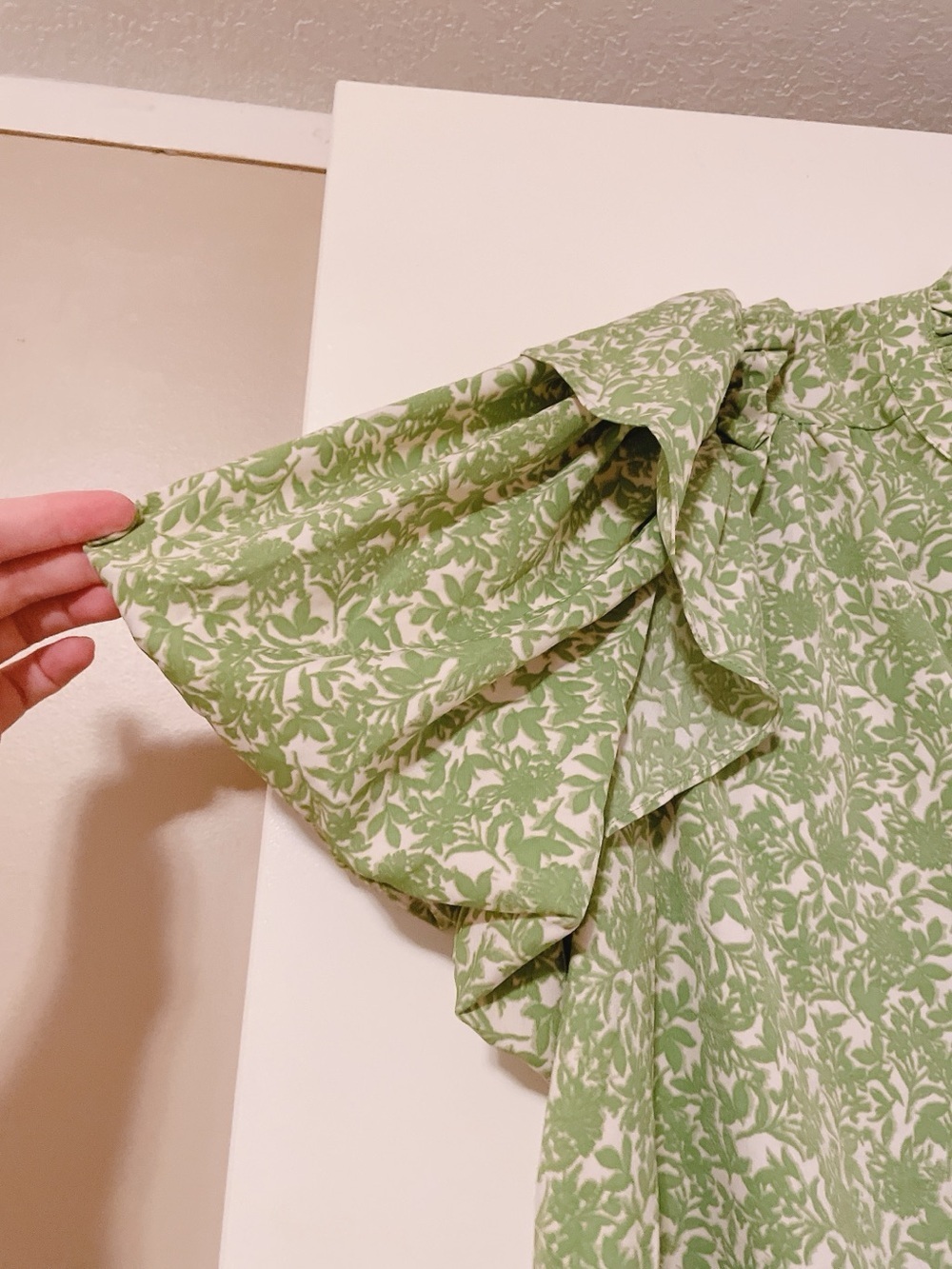 Entro Light Green Floral V-Neck Women's Top Size M - Picture 5 of 9